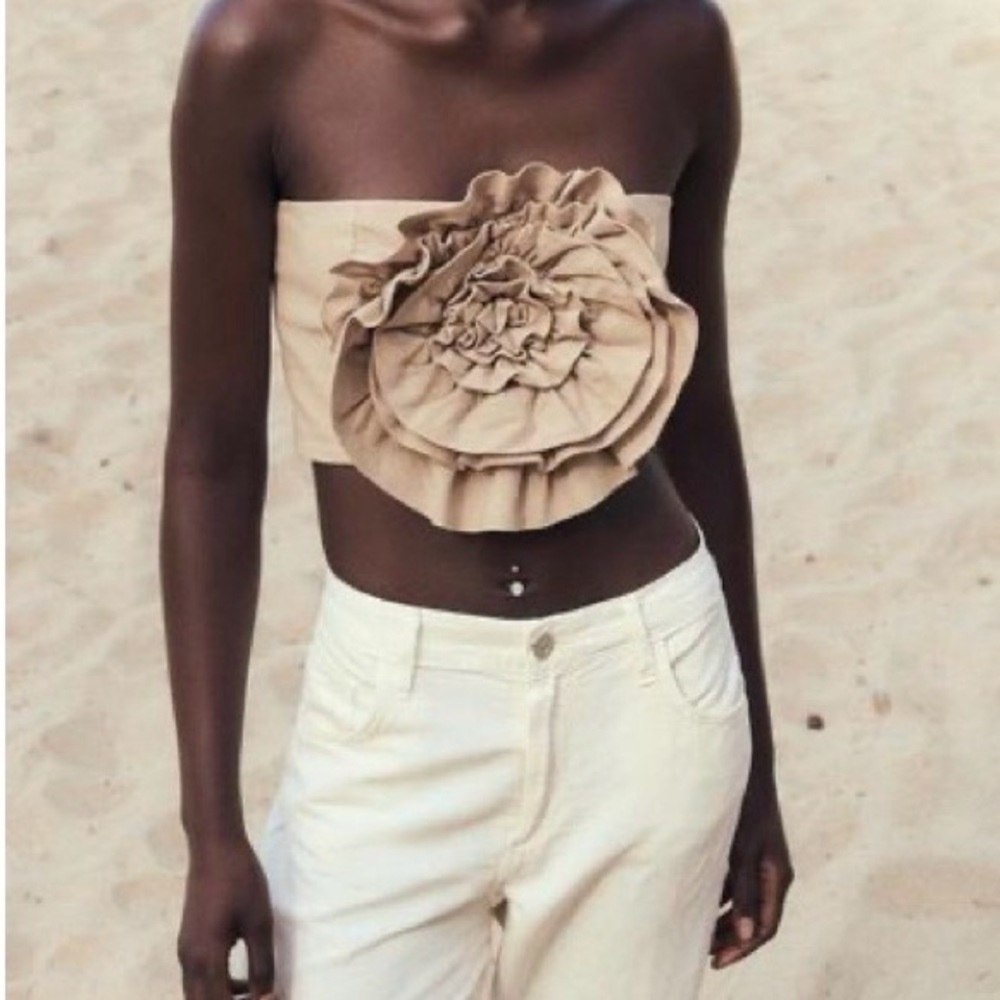 Zara BLOGGERS FAVORITE Texture flower
Top tan
Size M